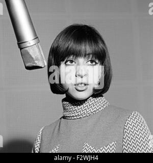 Griechischen Sängerin Vicky Leandros im Tonstudio, Deutschland 1960er Jahre. Die griechische Sängerin Vicky Leandros im Studio, Deutschland der 1960er Jahre. Stockfoto