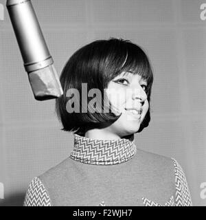 Griechischen Sängerin Vicky Leandros im Tonstudio, Deutschland 1960er Jahre. Die griechische Sängerin Vicky Leandros im Studio, Deutschland der 1960er Jahre. Stockfoto