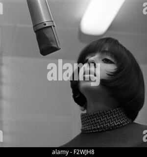 Griechischen Sängerin Vicky Leandros im Tonstudio, Deutschland 1960er Jahre. Die griechische Sängerin Vicky Leandros im Studio, Deutschland der 1960er Jahre. Stockfoto