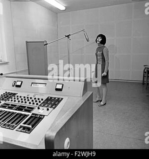 Griechischen Sängerin Vicky Leandros im Tonstudio, Deutschland 1960er Jahre. Die griechische Sängerin Vicky Leandros im Studio, Deutschland der 1960er Jahre. Stockfoto