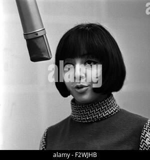 Griechischen Sängerin Vicky Leandros im Tonstudio, Deutschland 1960er Jahre. Die griechische Sängerin Vicky Leandros im Studio, Deutschland der 1960er Jahre. Stockfoto