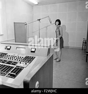 Griechischen Sängerin Vicky Leandros im Tonstudio, Deutschland 1960er Jahre. Die griechische Sängerin Vicky Leandros im Studio, Deutschland der 1960er Jahre. Stockfoto