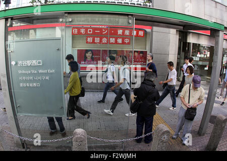 Tokio, Japan. 23. Sep, 2015. TOKYO, JAPAN - 23 SEPTEMBER: Japaner in Ginza Street am 23. September 2015 in Tokio, Japan. © Sijori Bilder/ZUMA Draht/Alamy Live-Nachrichten Stockfoto