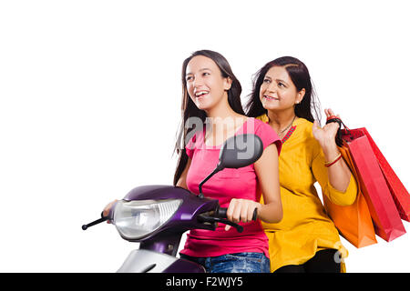 2 indische Mutter und junge Tochter Shopping Scooty Reiten Stockfoto