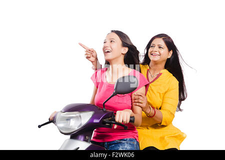 2 indische Mutter und junge Tochter Scooty Reiten genießen finger zeigen showng Stockfoto