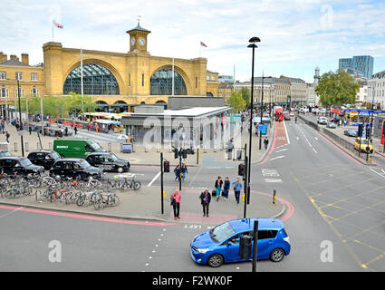 London, England, Vereinigtes Königreich. Kings Cross Bahnhof Vorplatz, von St Pancras Station gesehen. Euston Road / A501 Stockfoto