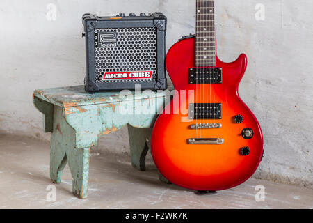 Eine Epiphone e-Gitarre und Verstärker Roland Micro Cube Stockfoto