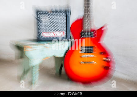 Einem vergrößerten Foto einer Epiphone e-Gitarre und Verstärker Roland Micro Cube Stockfoto