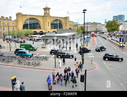 London, England, Vereinigtes Königreich. Kings Cross Bahnhof Vorplatz, von St Pancras Station gesehen. Euston Road / A501 Stockfoto