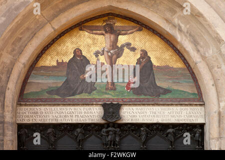 die Tür der Thesen "Thesentür" in der Allerheiligen Kirche oder Schlosskirche, Lutherstadt Wittenberg, Sachsen-Anhalt, Deutschland Stockfoto