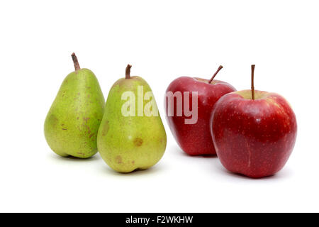 Saftige Birnen, Äpfel. Auf einem weißen Hintergrund Stockfoto