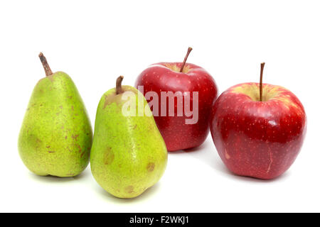 Saftige Birnen, Äpfel. Auf einem weißen Hintergrund Stockfoto