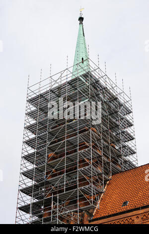 Kirchturm mit Gerüst Stockfoto