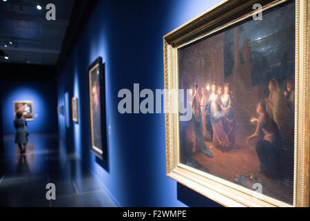 Köln, Deutschland. 24. Sep, 2015. Ein Besucher geht vorbei an einer Vielzahl von Gemälden des niederländischen Malers Godfried Schalcken während der Ausstellung "Schalcken - Gemalte Verfuehrung" (lit.) Schalcken - Verführung gemalt) auf das Wallraf-Richartz-Museum in Köln, Deutschland, 24. September 2015. Die Ausstellung läuft vom 25. September 2015 bis 24. Januar 2016. Foto: Federico Gambarini/Dpa/Alamy Live News Stockfoto