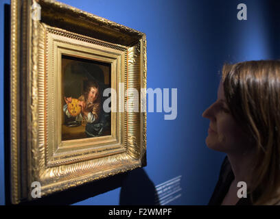 Köln, Deutschland. 24. Sep, 2015. Ein Besucher untersucht das Gemälde mit dem Titel "Knabe Mit Pfannkuchenmaske" (lit. junge mit einer Panncake Maske) des niederländischen Malers Godfried Schalcken während der Ausstellung "Schalcken - Gemalte Verfuehrung" (lit.) Schalcken - Verführung gemalt) auf das Wallraf-Richartz-Museum in Köln, Deutschland, 24. September 2015. Die Ausstellung läuft vom 25. September 2015 bis 24. Januar 2016. Foto: Federico Gambarini/Dpa/Alamy Live News Stockfoto