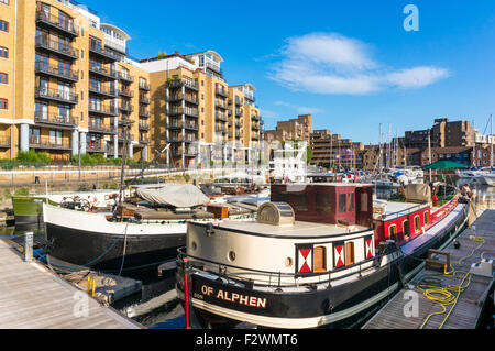 Schiffe vor Anker in der Marina am St Katherines dock London England UK GB EU Europa Stockfoto