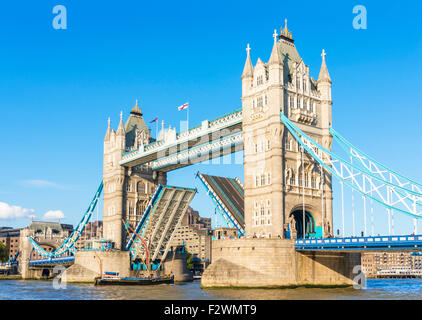 Tower Bridge-Eröffnung um Durchgang von einem Lastkahn River Thames Stadt London England GB UK EU Europas ermöglichen Stockfoto