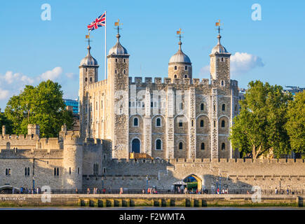 Tower von London den Weißen Turm und Mauern der Burg Tower von London anzeigen Stadt London England GB UK EU Europa Stockfoto