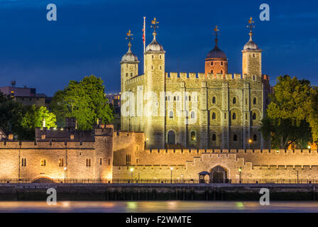 Der weiße Turm und Mauern der Burg Tower von London bei Nacht Stadt London, England GB UK EU Europa Stockfoto
