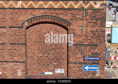 Im alten Lagerhaus Viertel des Hafen Hamburg, Deutschland, Europa. Detail ein Ziegelhaus mit Zeichen zu widersprechen. Stockfoto