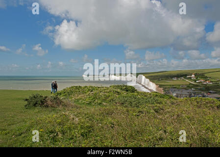 Ein paar gehen in Richtung der sieben Schwestern Klippen von Birling Gap, South Downs National Park, East Sussex, England, Uk, Gb Stockfoto