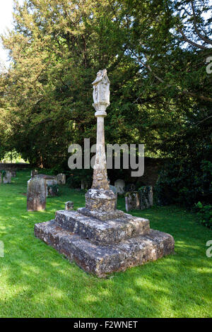 Im 15. Jahrhundert Kreuz auf dem Kirchhof von Holy Rood Kirche in die Cotswold Dorf Ampney Crucis, Gloucestershire UK Stockfoto