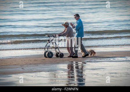 Ehemalige First Lady Barbara Bush, Ehefrau des ehemaligen Präsidenten der U.S.A. George H.W. Bush, ihren zwei Hunden und der Secret Service. Stockfoto