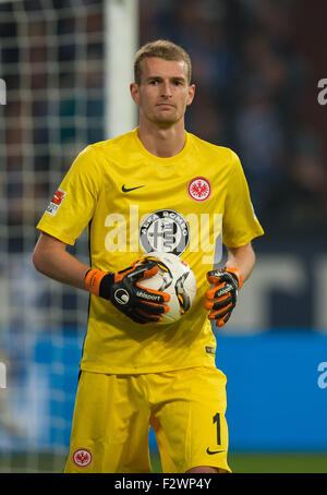 Gelsenkirchen, Deutschland. 23. Sep, 2015. Frankfurts Torhüter Lukas Hradecky in Aktion während der deutschen Fußball-Bundesliga-Fußball-match zwischen FC Schalke 04 und Eintracht Frankfurt in Veltins Arena in Gelsenkirchen, Deutschland, 23. September 2015. Foto: Guido Kirchner/Dpa/Alamy Live News Stockfoto