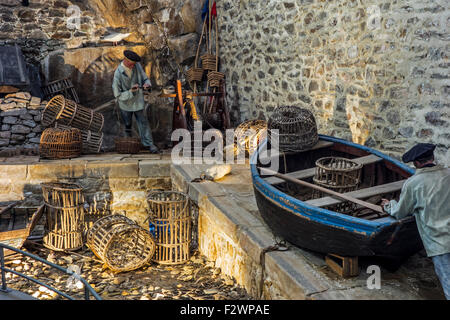 Diorama mit Fischern am Hafen Kai in der Port-Musée Bootsmuseum in Douarnenez, Finistère, Bretagne, Frankreich Stockfoto