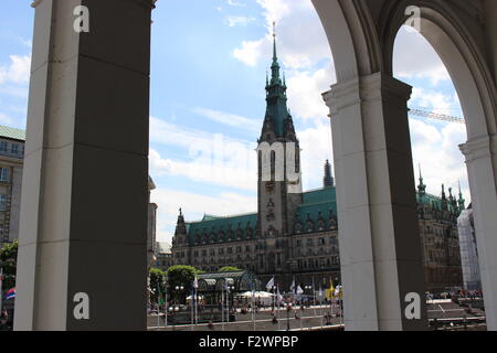 Das Rathaus von Hamburg in Deutschland, Europa. Gesehen durch die Arkaden des "Alten Wall" oder "Alter Wall". Stockfoto