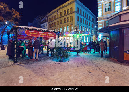 RIGA, Lettland - 28. Dezember 2014: Menschen auf dem Weihnachtsmarkt im Herzen der Altstadt von Riga am 28. Dezember 2014. Lettland Stockfoto