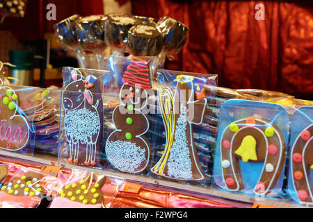 Kioske mit Süßigkeiten und Lebkuchen Souvenirs auf dem traditionellen europäischen Weihnachtsmarkt in Alt-Riga, Lettland Stockfoto