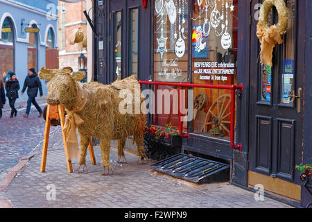 RIGA, Lettland - 28. Dezember 2014: Wenig Stroh Stier Figur am Eingang zu einem Restaurant in der Altstadt von Riga (Lettland) zur Weihnachtszeit Stockfoto