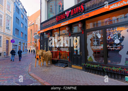 RIGA, Lettland - 28. Dezember 2014: Steak Haus in der Altstadt von Riga (Lettland) dekoriert für Weihnachten mit ein wenig Stroh Stier Figur Stockfoto