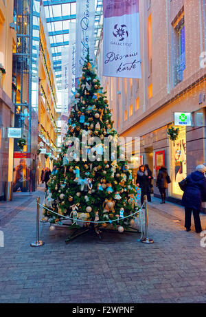 RIGA, Lettland - 28. Dezember 2014: Traditionelles Symbol für Weihnachten - wunderschön geschmückter Weihnachtsbaum Tanne in alten Riga, Lettland Stockfoto