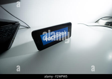 Berlin, Deutschland. 17. Sep, 2015. Das Logo von Facebook im Bild auf dem Display eines iPhone 5 s in Berlin, Deutschland, 17. September 2015. Das Unternehmen hat vor kurzem verändert das Design des Buchstabens "a" im Logo. Foto: LUKAS SCHULZE/Dpa/Alamy Live News Stockfoto