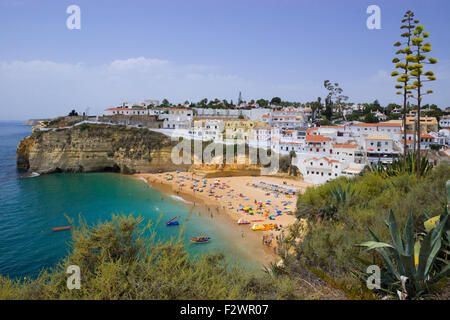 Eine Ansicht von Carvoeiro, Portugal von der Klippe Stockfoto