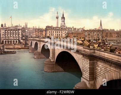 London, England.  London Bridge über die Themse.  Aus dem späten 19. Jahrhundert Foto zeigt die viktorianischen Stein Version der Brücke Bogen, die von 1832 bis 1968 existierte. Stockfoto