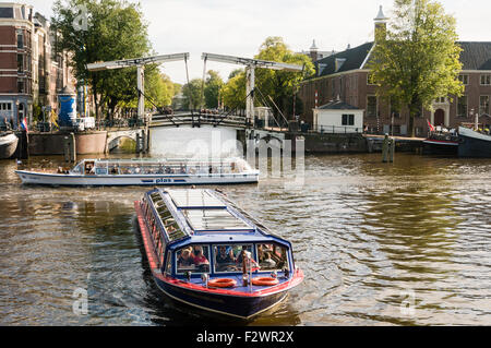 Sightseeing-Hausboote in Amsterdam Stockfoto
