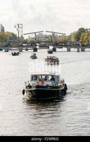 Boote auf dem Fluss Amstel Amsterdam Stockfoto