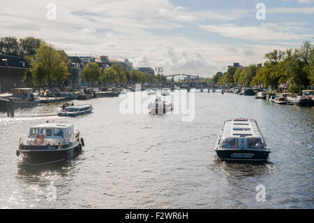 Boote auf dem Fluss Amstel Amsterdam Stockfoto