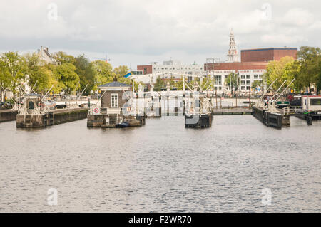 Die Magere Brug ("Magere Brücke") über den Fluss Amstel, Amsterdam, baute zuerst 1691. Diese Version im Jahre 1934 gebaut. Stockfoto