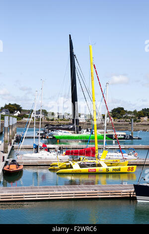 Serious racing Yachten in der Marina La Trinite sur Mer, Bretagne, Frankreich Stockfoto