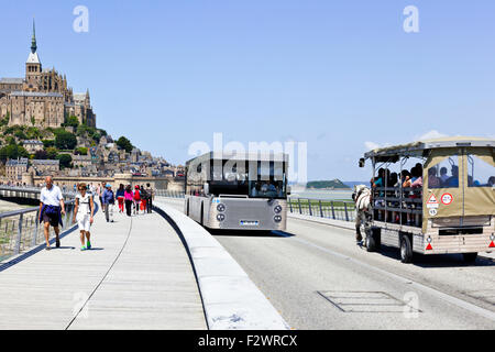 Ein Bus und eine Pferdekutsche, die Touristen zum und vom Mont Saint Michel, Normandie, Frankreich - Mont St Michel Stockfoto