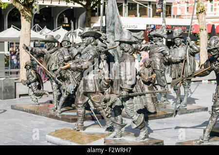 Bronzestatuen von Soldaten Darstellung Rembrandts Nachtwache Malerei am Rembrandtplein, Rembrandt Square, Amsterdam Stockfoto