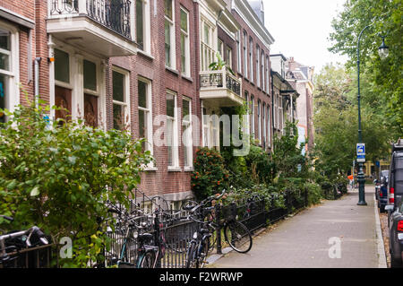 Fahrräder abgestellt in einer schönen Straße in Utrecht, Niederlande Stockfoto