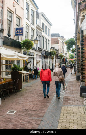 Kleine Straße in Utrecht, Niederlande mit Geschäften, Restaurants und Bars. Stockfoto