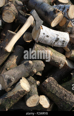 Axt für Schneiden Holz für den Kamin Stockfoto