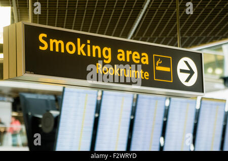 Flughafen Schiphol für den Raucherbereich (Rookruimte) anmelden Stockfoto