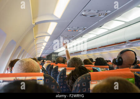 Passagiere an Bord eines EasyJet-Flug. Stockfoto